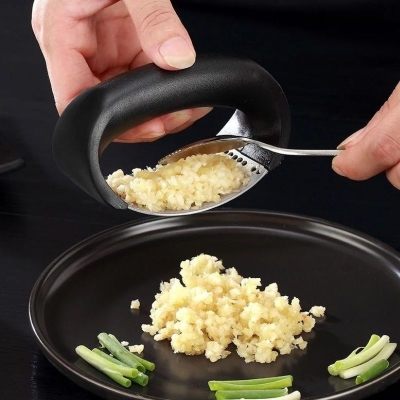 Stainless Steel Garlic Press Ring Multi-function Manual Garlic Mash Creative Twist Garlic Kitchen Grinder Garlic Artifact